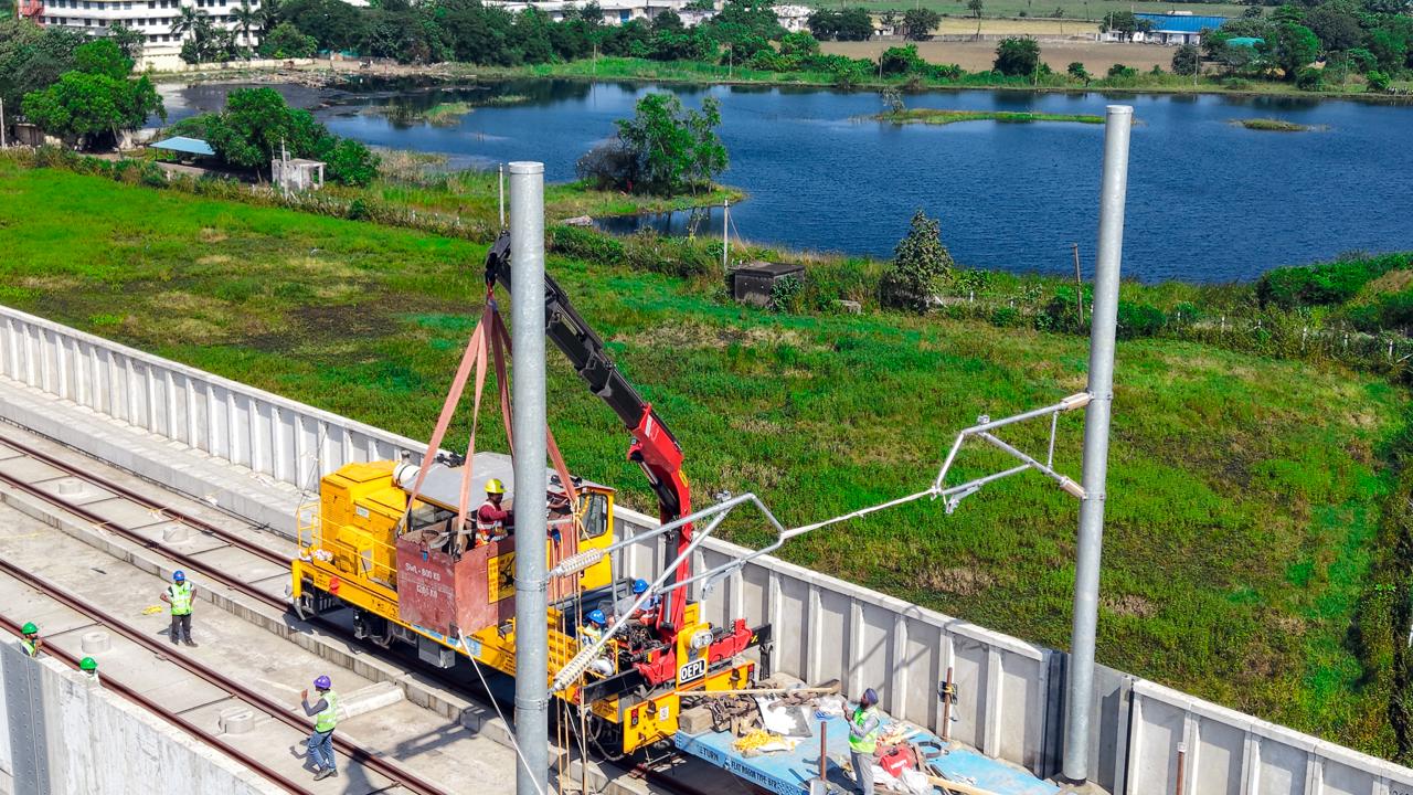 ムンバイ〜アーメダバード高速鉄道回廊に沿って、架線電化（OHE）工事が進行中です。